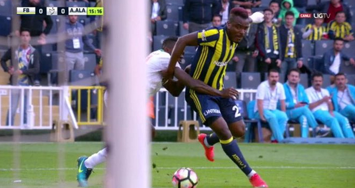 Hakem Alper Ulusoy, Emenike'nin Yerde Kaldığı Pozisyonda Oyunu Devam Ettirdi