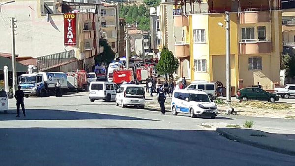 Hücre Evi Basılınca \'Canı Bomba\' Kendini Patlattı; Yaralılar Var