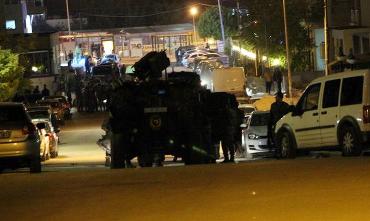Hücre Evi Baskınında \'Canlı Bomba\' Kendini Patlattı: 3 Polis Şehit, 9 Yaralı (12)