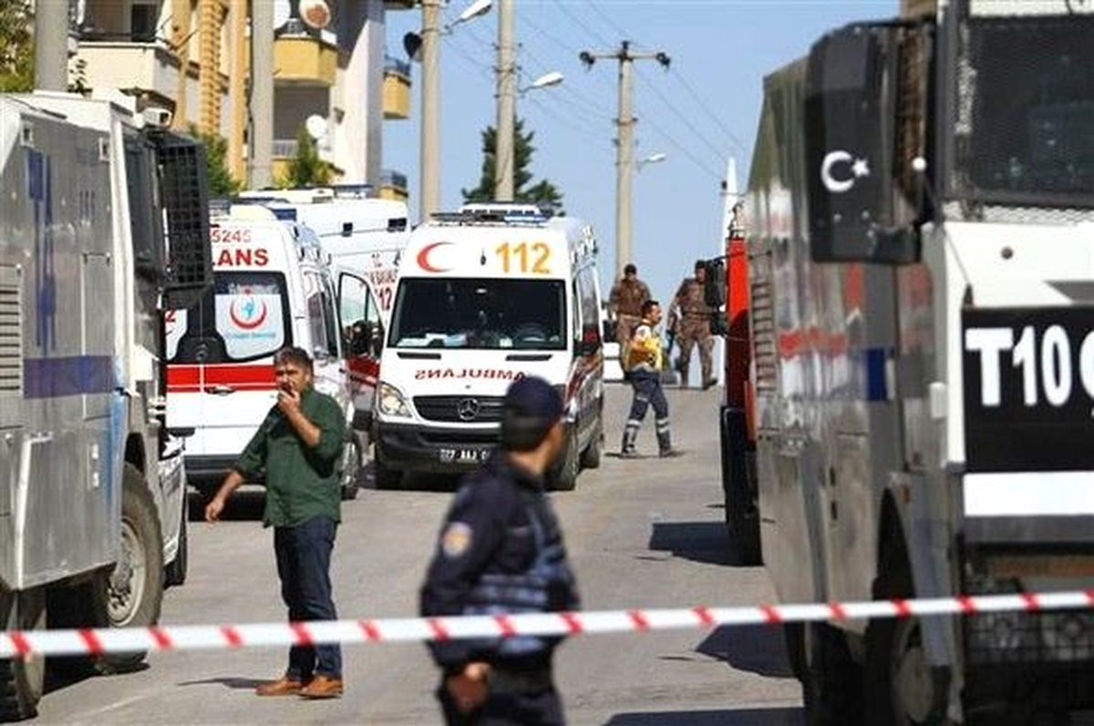 Hücre Evi Baskınında \'Canlı Bomba\' Kendini Patlattı: 3 Polis Şehit, 9 Yaralı (10)