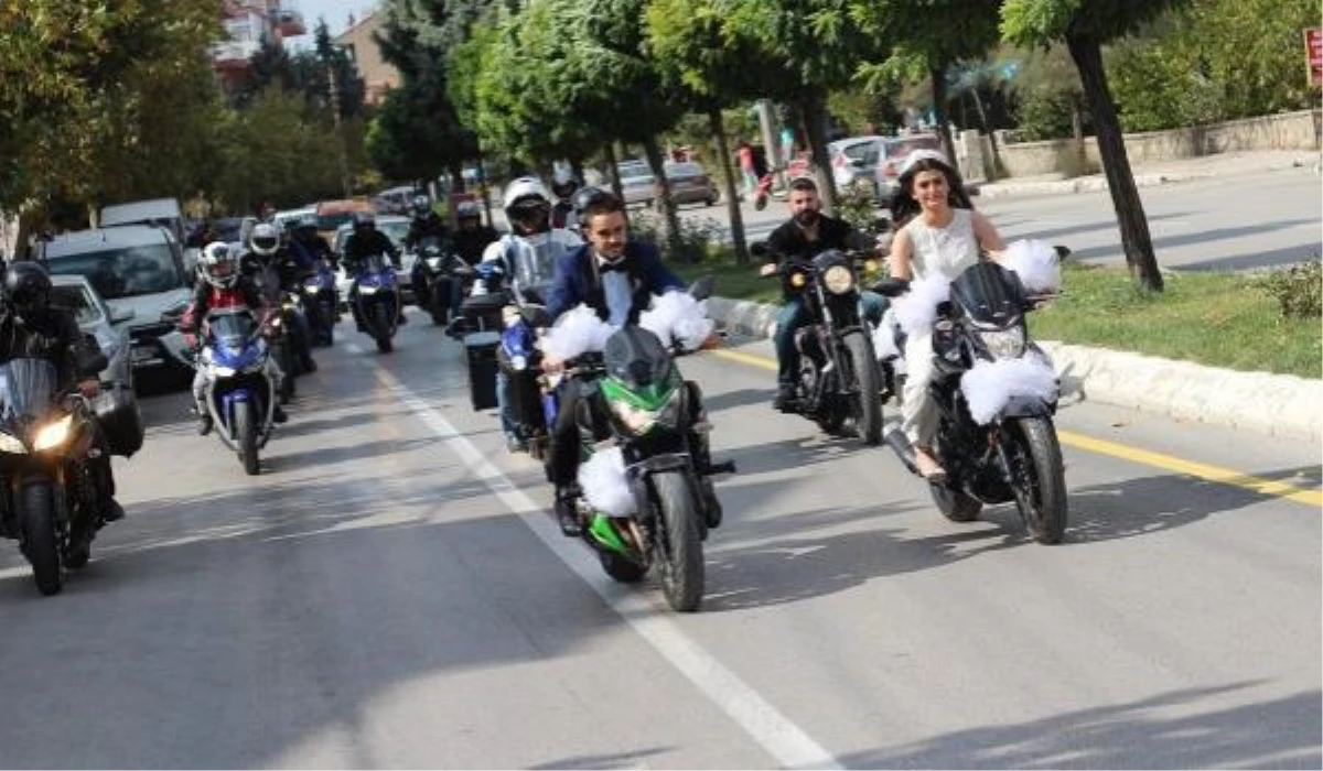Isparta\'da Motosikletli Düğün Konvoyu