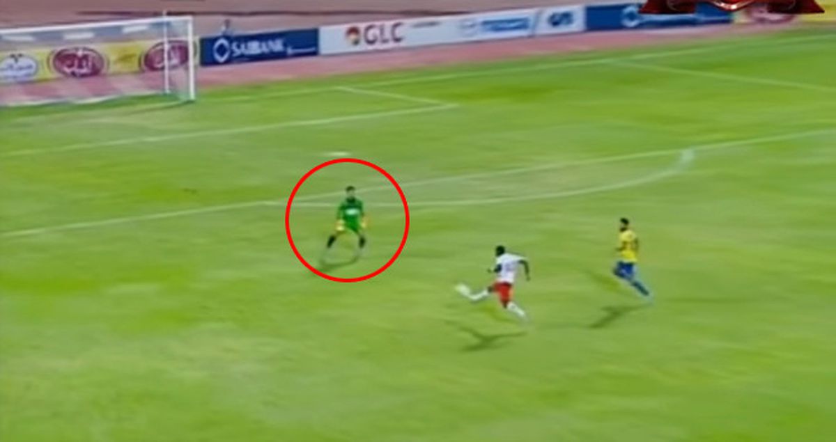 Kaleci Topu Ceza Sahası Dışında Eliyle Çeldi, Kimse Fark Etmedi