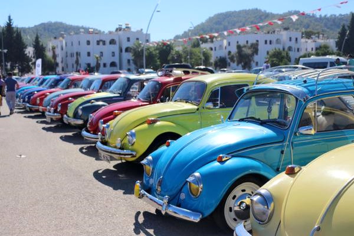 Kemer Otomobil Festivali\'nde Renkli Görüntüler