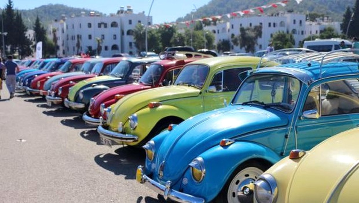 Kemer Otomobil Festivali\'nde Renkli Görüntüler