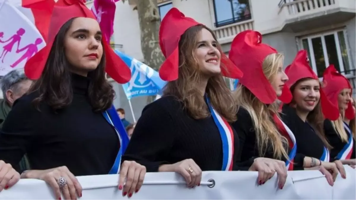 Paris\'te Eşcinsellere Evlilik Hakkı Tanıyan Yasa Protesto Edildi