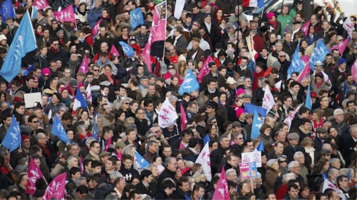 Paris\'te Eşcinsellere Evlilik Hakkı Tanıyan Yasa Protesto Edildi