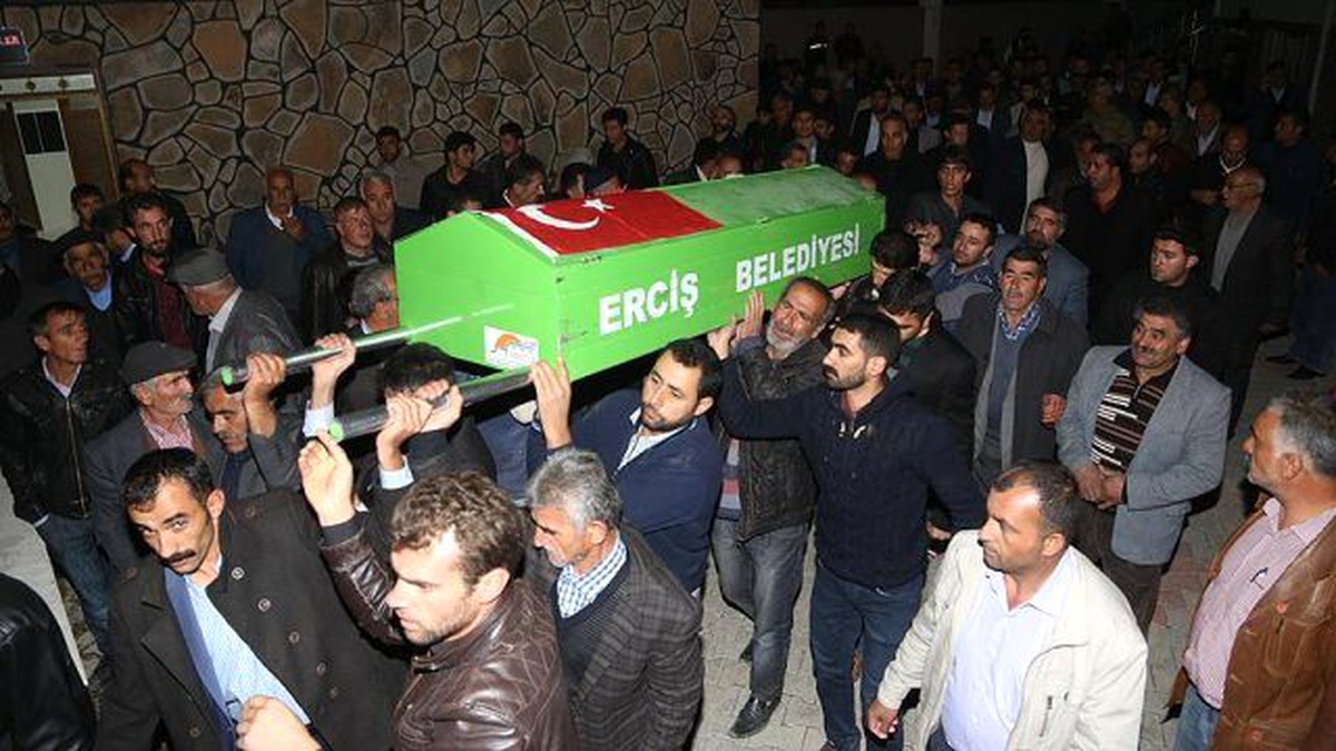 PKK\'nın Katlettiği Muhtarın Cenazesi Toprağa Verildi