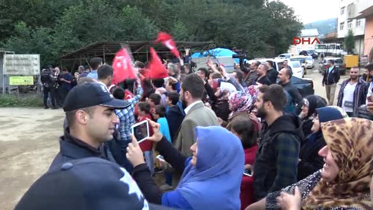 Rize Cumhurbaşkanı Erdoğan\'ın Makam Aracı Önünde Izdiham (Ek