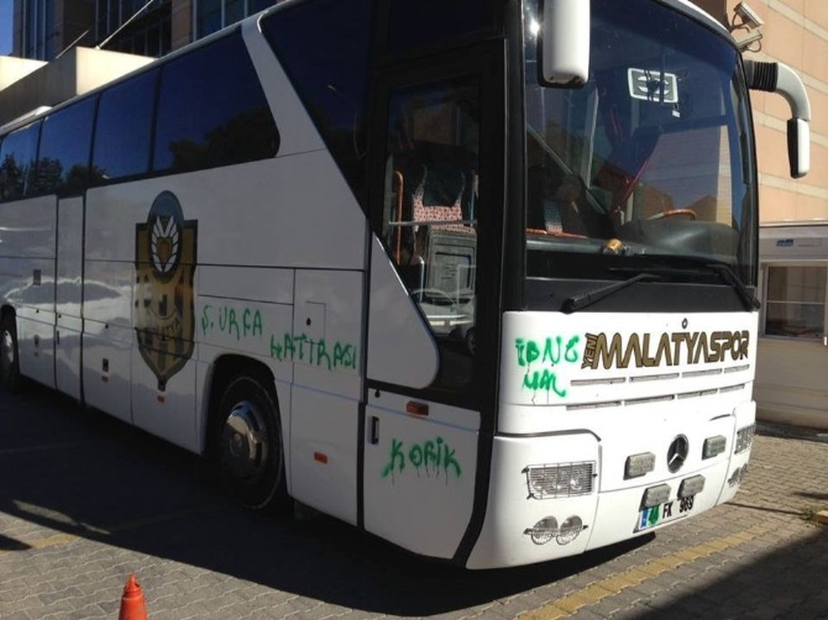 Şanlıurfa\'da Yeni Malatyaspor Otobüsüne Boyalı Saldırı
