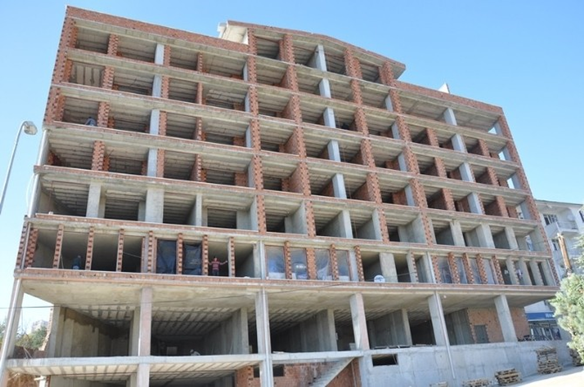Sarıveliler\'de 8 Katlı İş Merkezi ve Konut İnşaatı Devam Ediyor