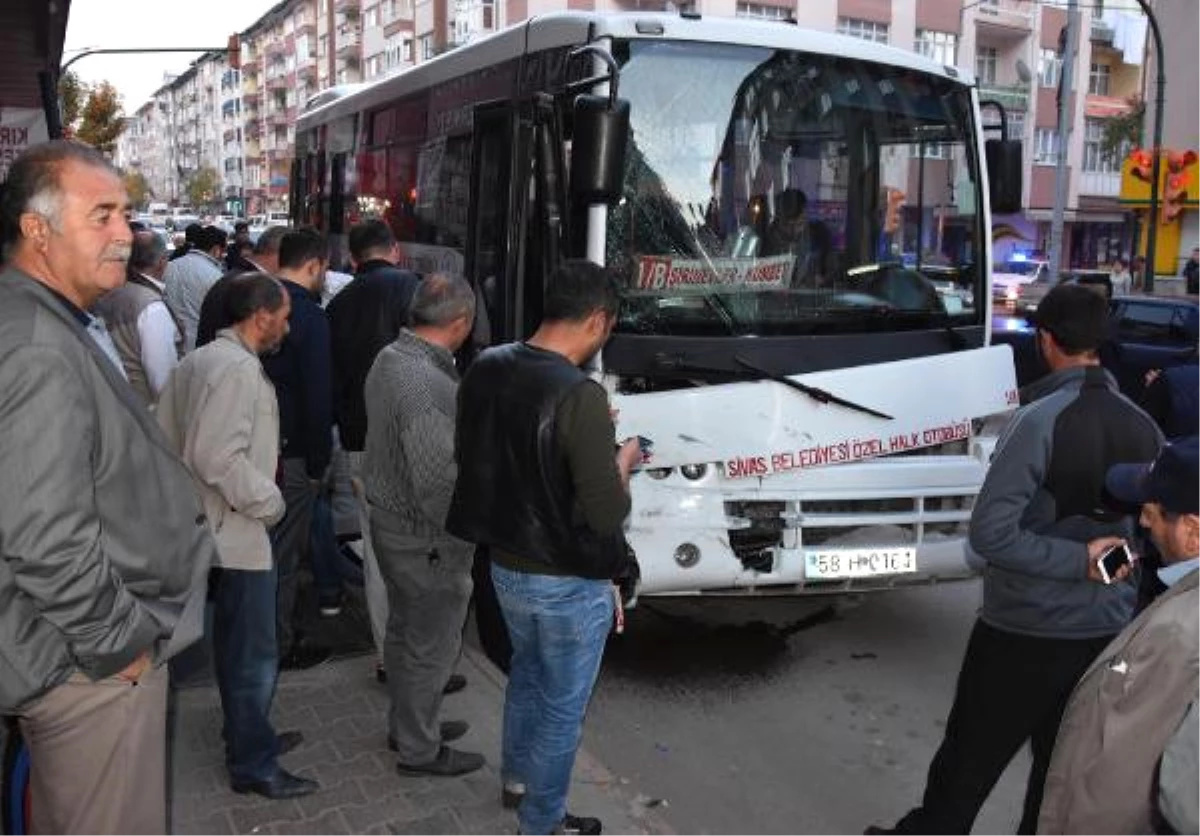 Sivas\'ta Minibüs ile Halk Otobüsü Çarpıştı: 9 Yaralı