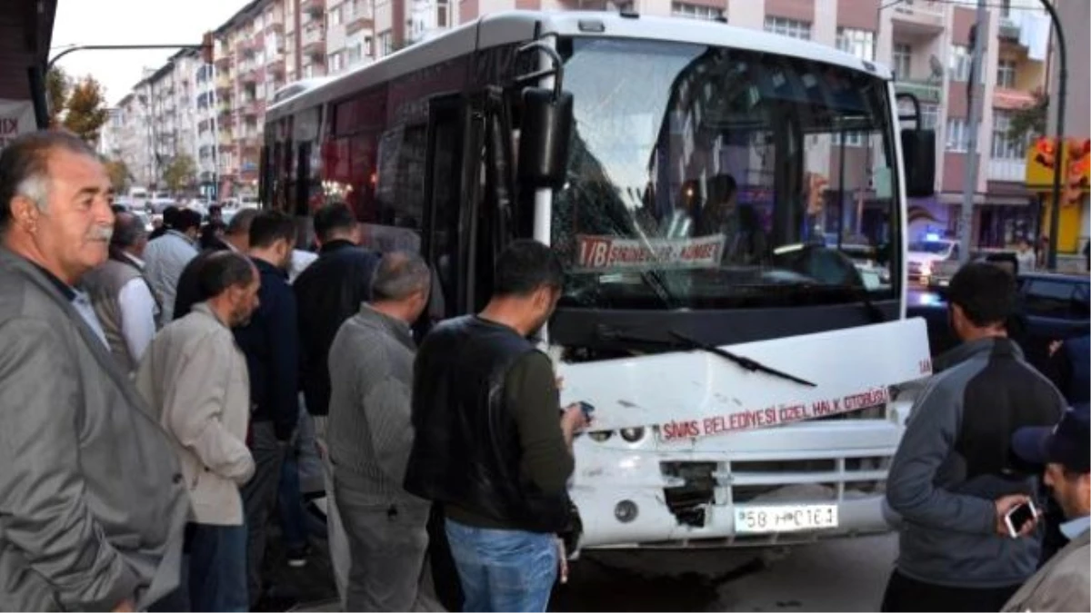 Sivas\'ta Minibüs Ile Halk Otobüsü Çarpıştı: 9 Yaralı