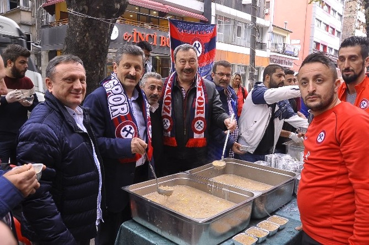 Spor ve Siyaset Elele Vatandaşa Aşure Dağıttı