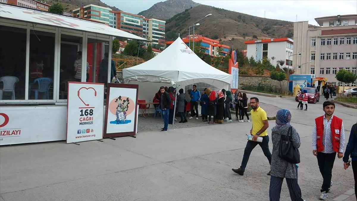 Üniversite Öğrencilerinden Kan Bağışı