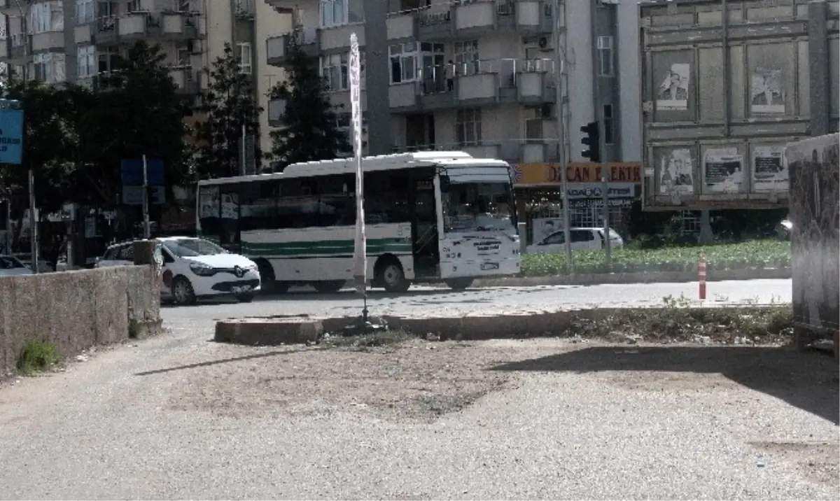 Bulvara Çıkan Yolun Kaldırıma Çıkması Sürücüleri Çileden Çıkardı