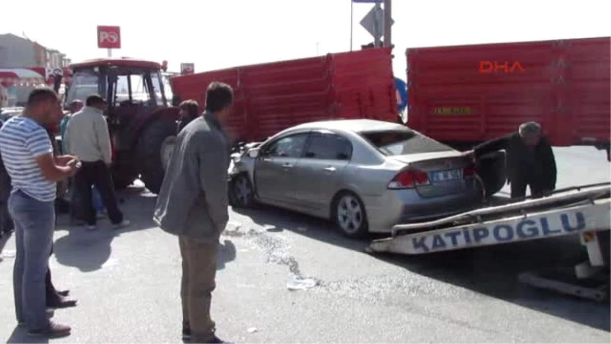 Afyonkarahisar Sandıklı\'da Traktörle Otomobil Çarpıştı 3 Yaralı