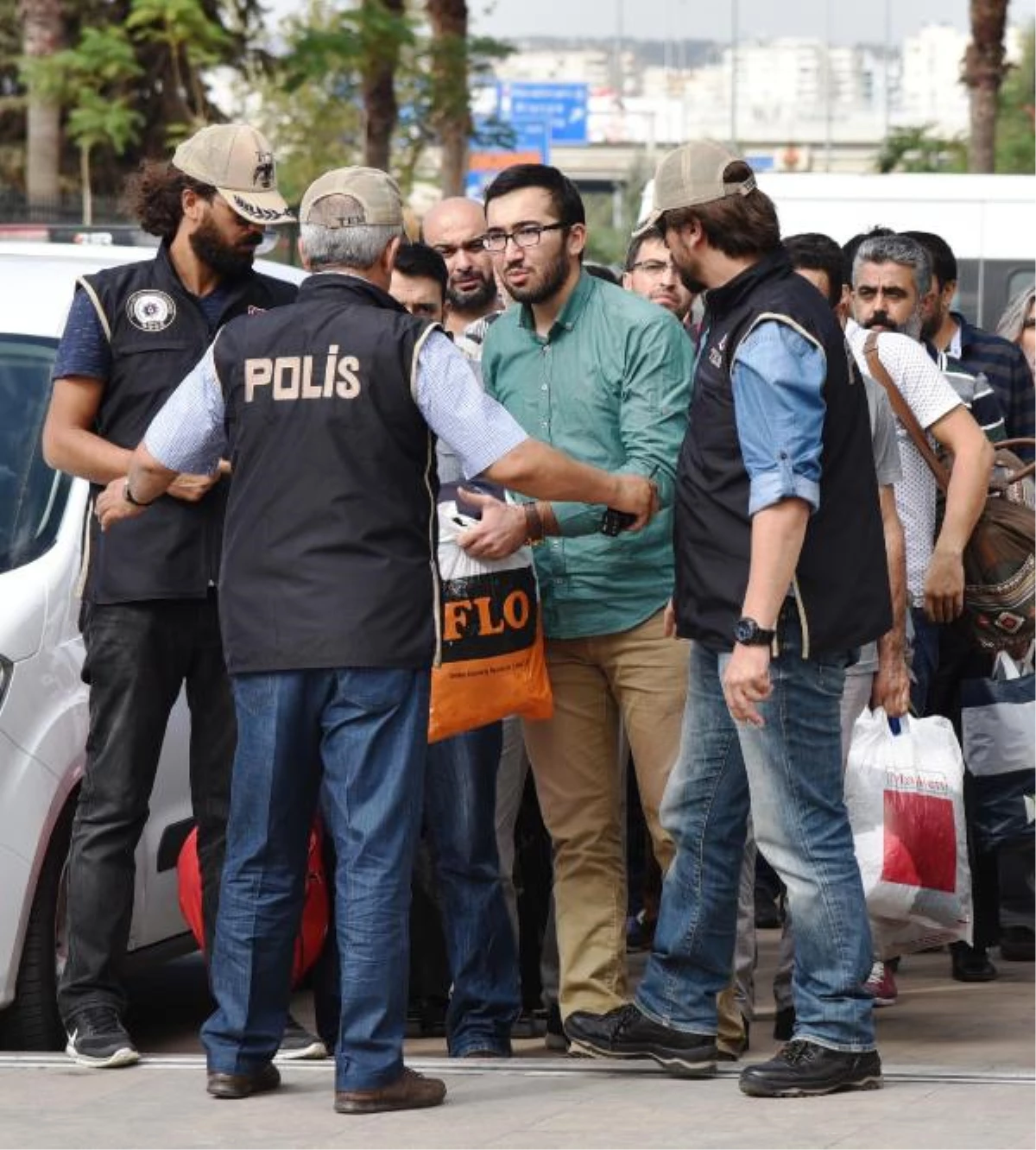 Antalya\'da Fetö\'den Gözaltına Alınan Polisler Adliyede