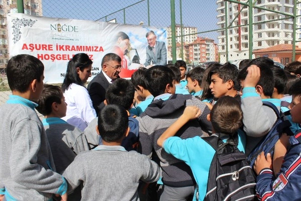 Aşure Dağıtımında Niğde Belediye Başkanı Faruk Akdoğan\'a Yoğun İlgi