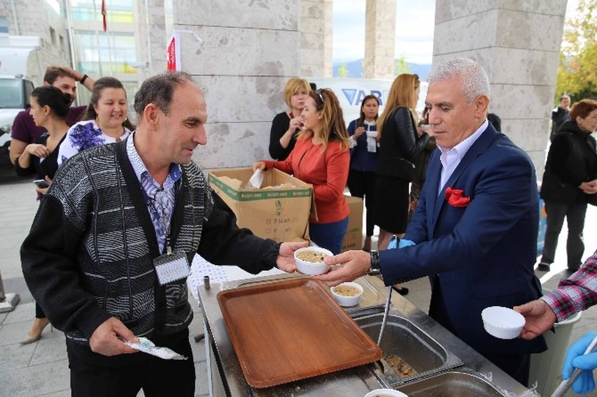 Aşureler Başkandan