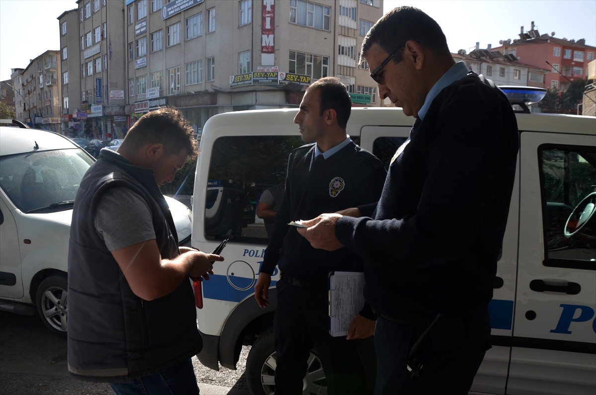 Atm\'de Bulduğu Parayı Polise Teslim Etti