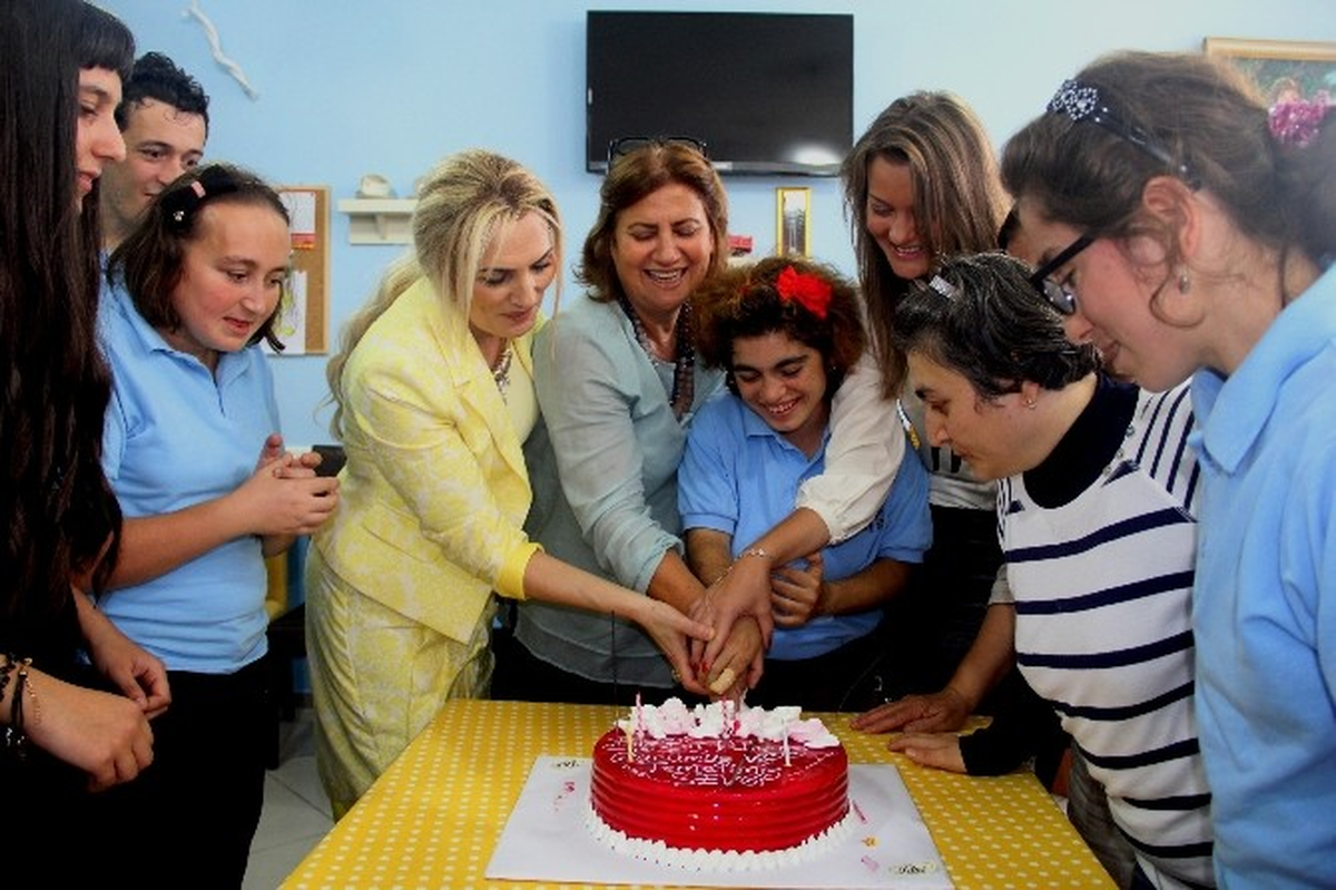Bayan Yavuz, \'Ballim Kafe\'de Trabzonlu Gönül Elçileri ve Çocuklarla Bir Araya Geldi.