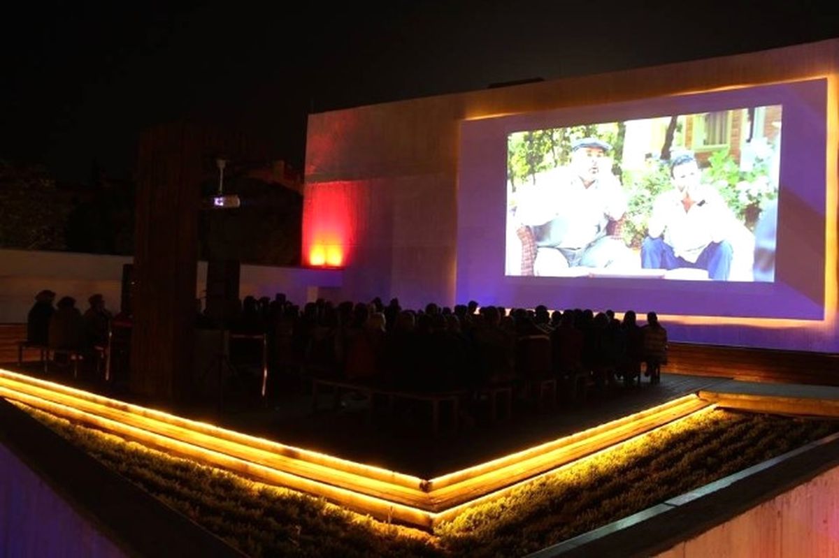 Bergama\'da Açık Havada Sinema Keyfi