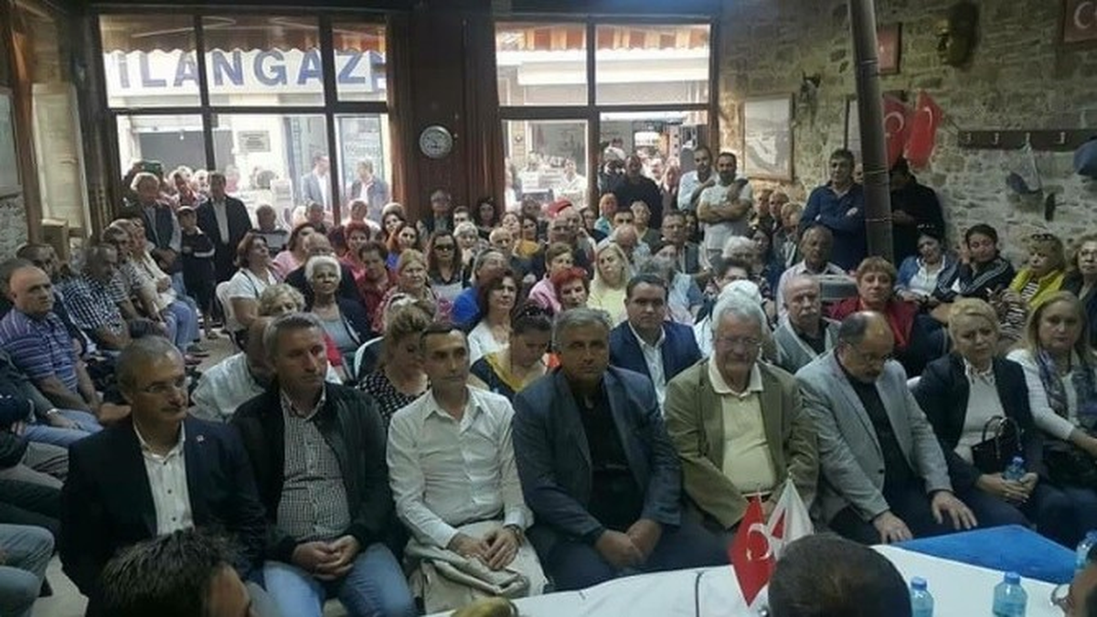 CHP\'li Özgür Özel Foça\'da Sohbet Toplantısına Katıldı
