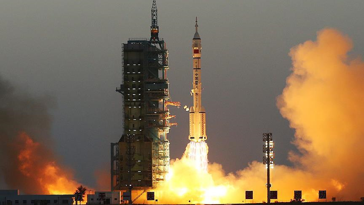 Çin, İçinde 2 Astronot Bulunan Uzay Aracı Fırlattı