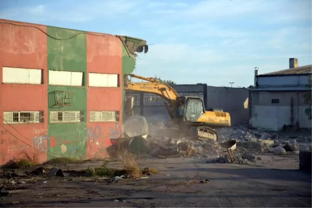 Diyarbakır\'da 56 Yıllık Atatürk Stadyumu\'nun Yıkımına Başlandı