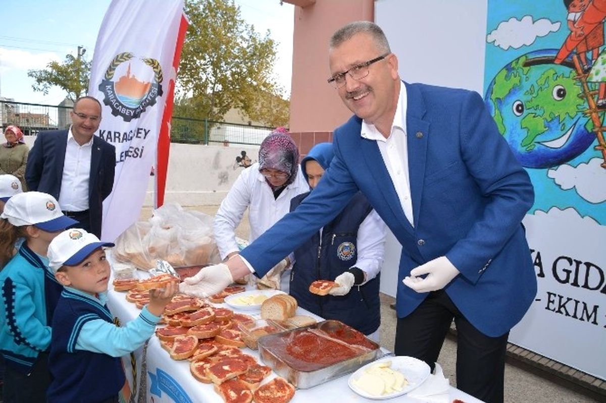 Dünya Gıda Gününde Öğrencilere Salçalı Ekmek Dağıtıldı