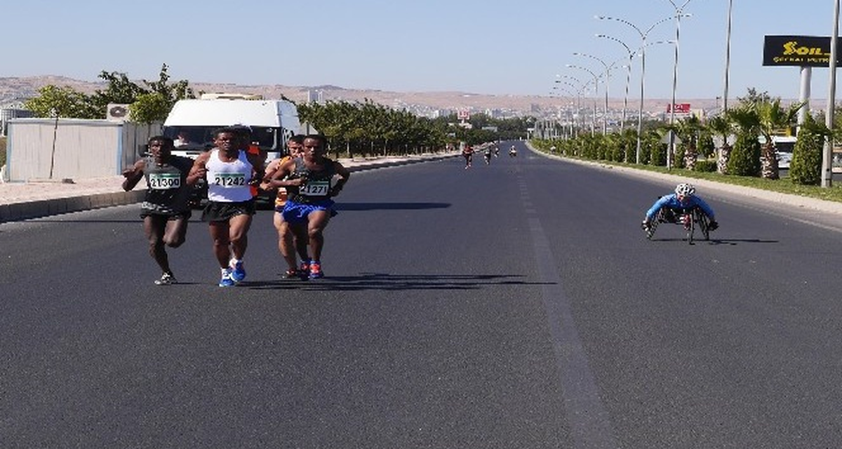 Engelli Atletler, Şanlıurfa 5\'inci Yarı Maratonu\'na Damgasını Vurdu