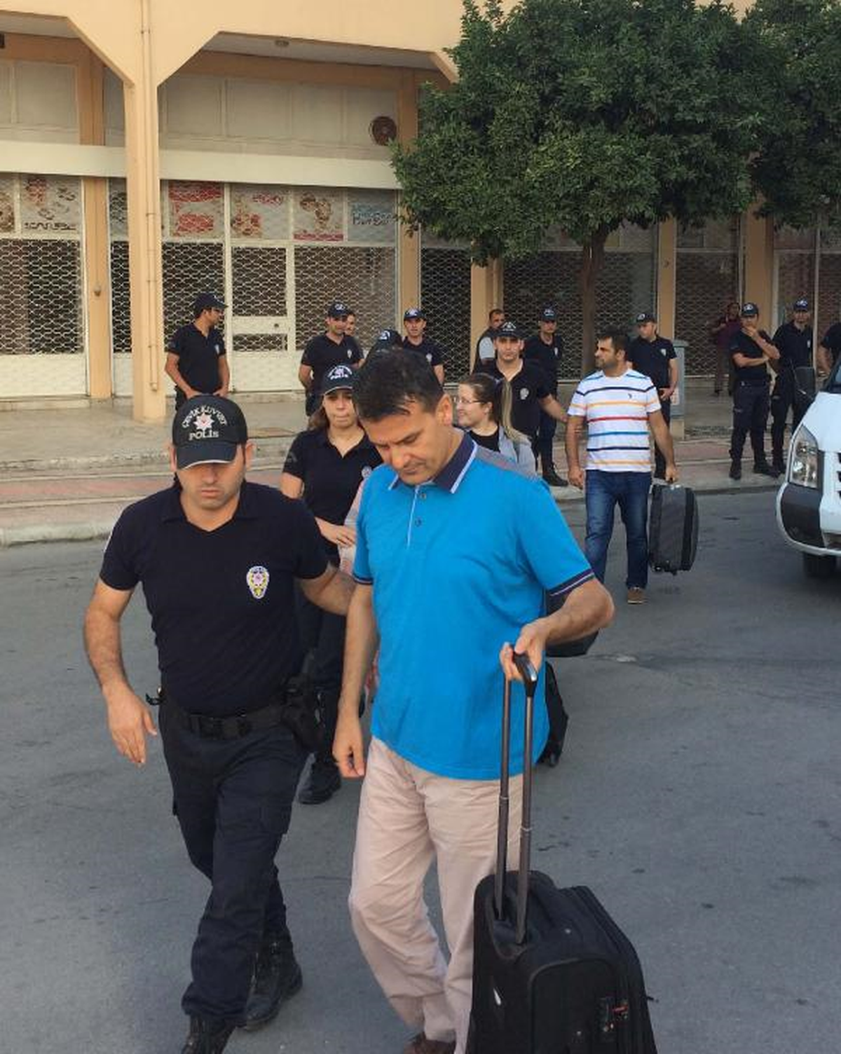Fetö Şüphelisi 3 Hakim ve 1 Savcı Bavullarıyla Adliyeye Gitti