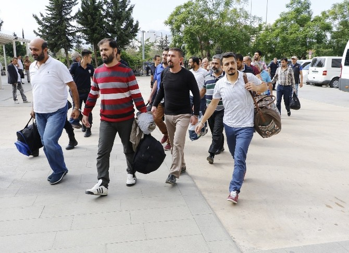 Fetö Şüphelisi Polisler Adliyede