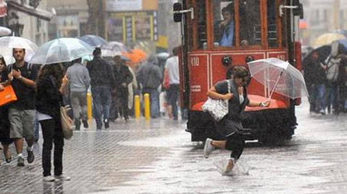 İstanbul\'da Olumsuz Hava Koşulları Vatandaşlara Zor Anlar Yaşattı