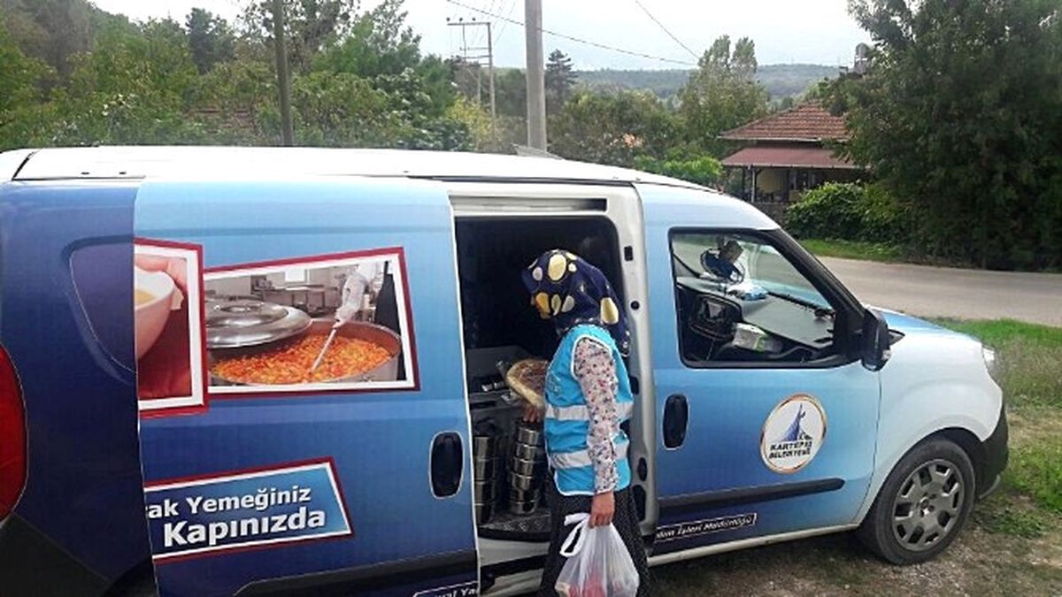 Kartepe de Sıcak Yemek Yardımlarına Devam