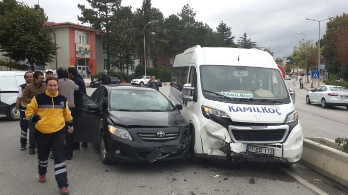 Kaza Yapan Minibüsü Meraklı Öğrenciler İtti