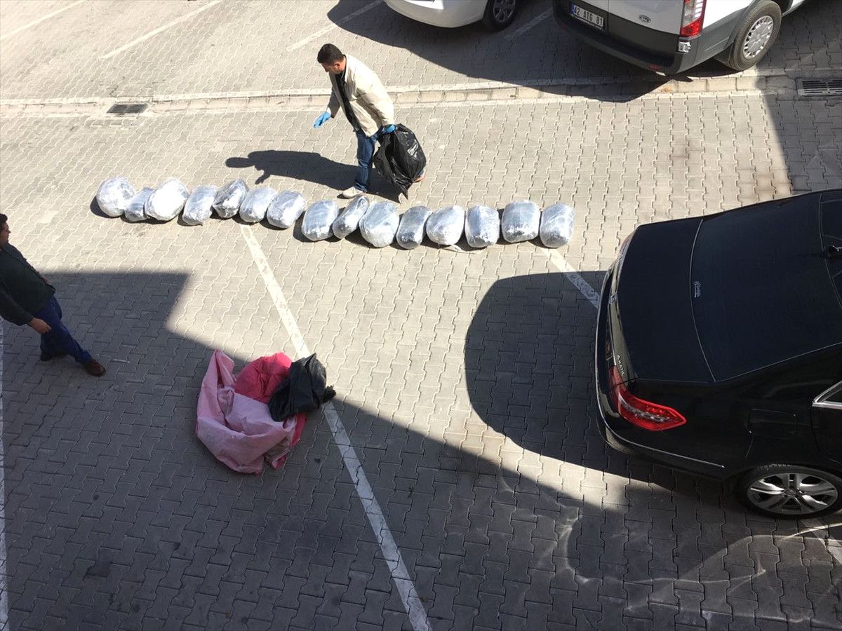 Kiralık Lüks Otomobille Uyuşturucu Sevkiyatı Kontrole Takıldı