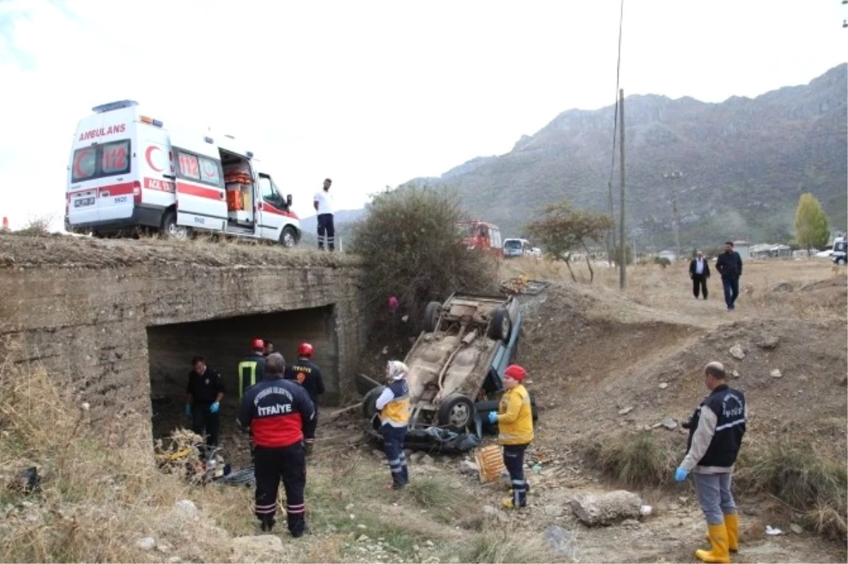 Konya\'da Otomobil Şarampole Devrildi: 1 Ölü, 1 Yaralı