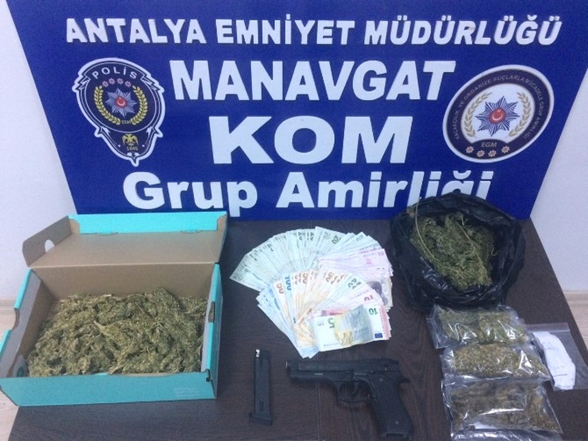 Manavgat\'ta 389 Gram Esrar Ele Geçirildi