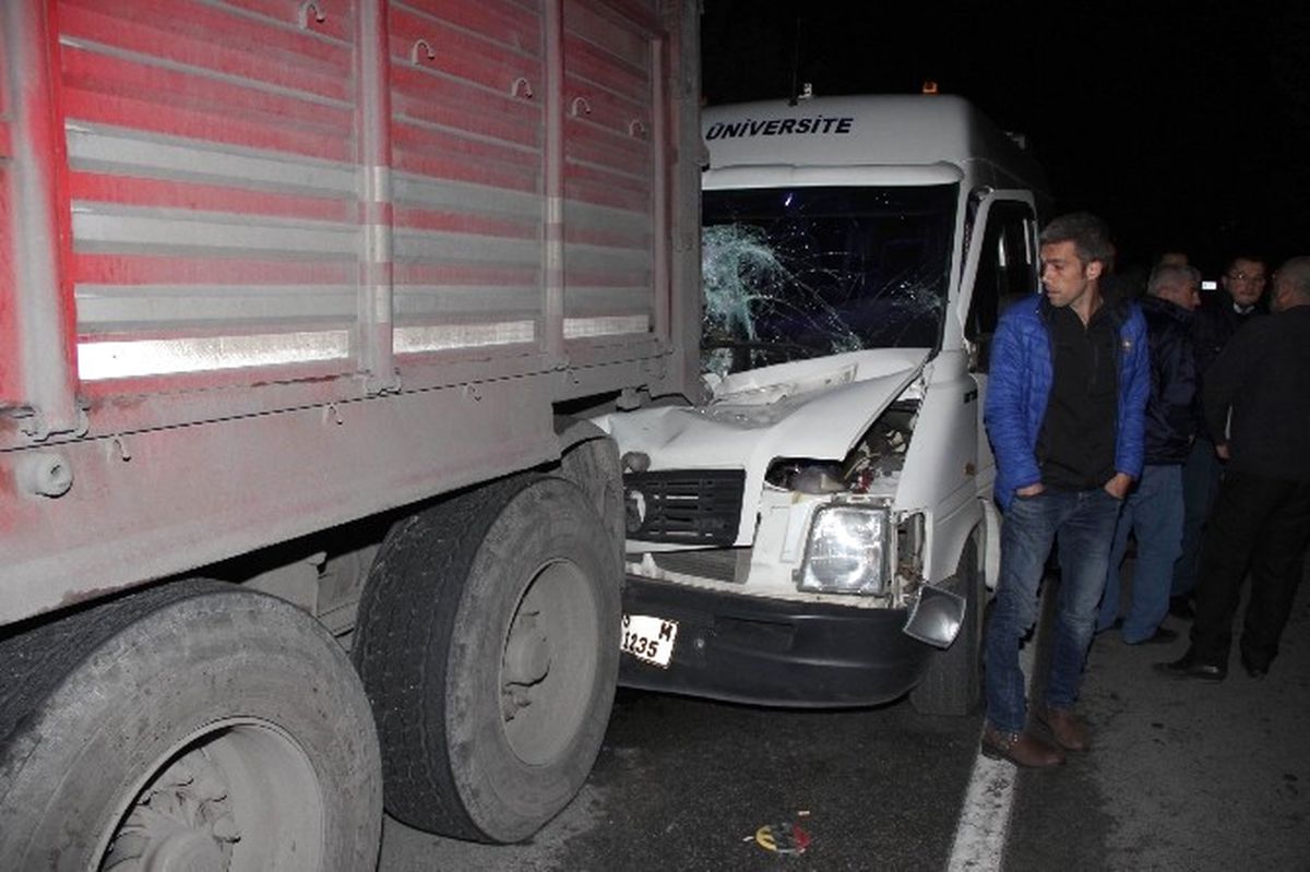 Minibüs Park Halindeki Tır\'a Çarptı: 1 Yaralı