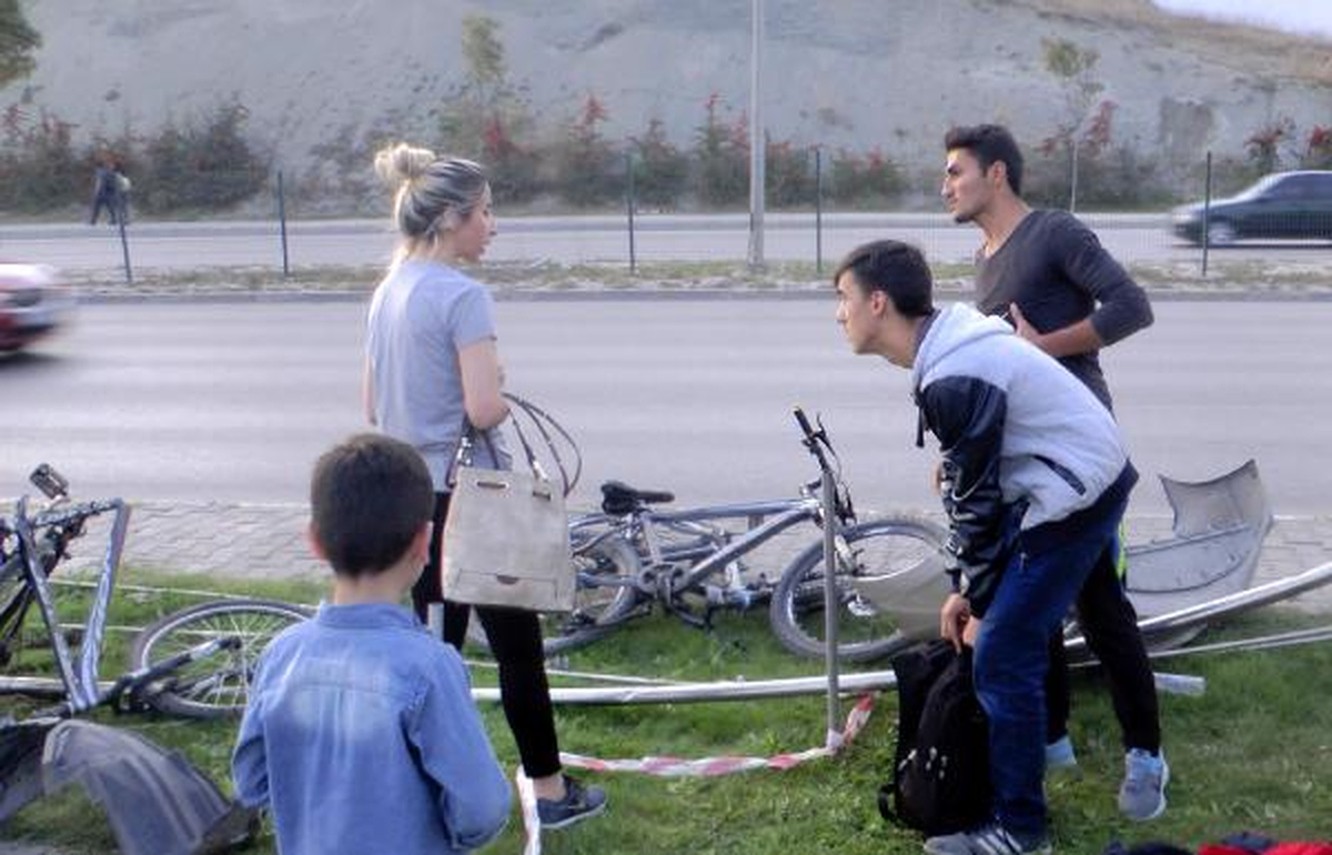 Otomobil Bisikletli Çocukların Arasına Daldı: 1 Yaralı