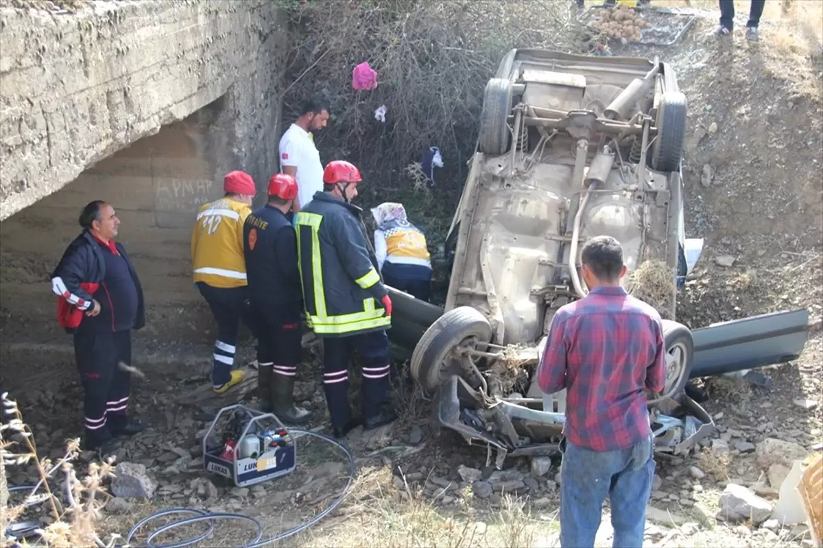 Otomobil Sulama Kanalına Devrildi: 1 Ölü, 1 Yaralı