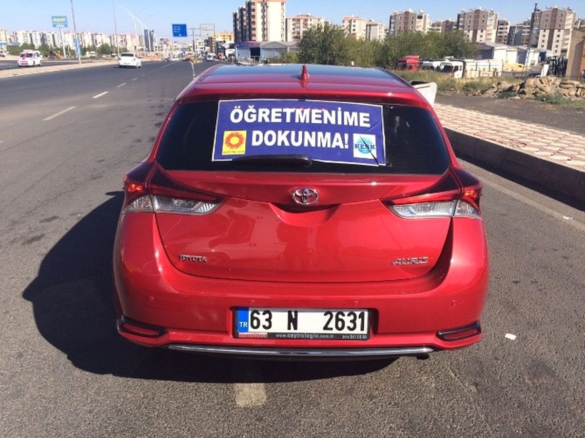 Otomobiline Afiş Asan Kadın Gözaltına Alındı