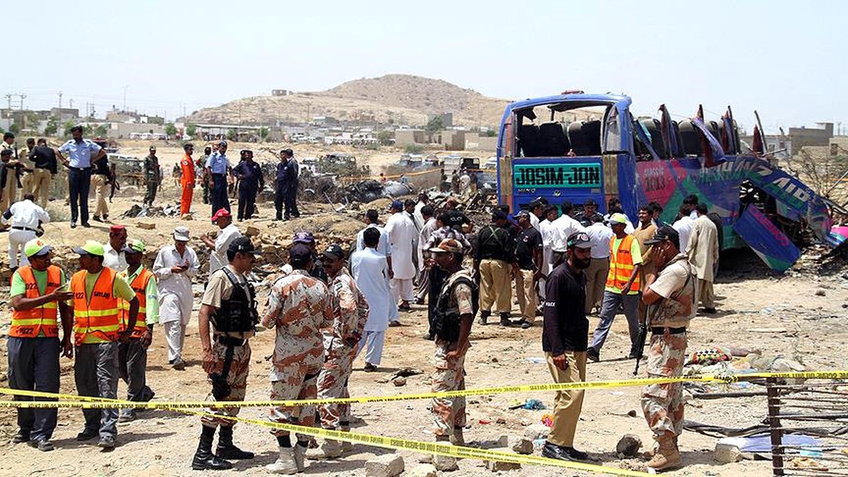 Pakistan\'da İki Yolcu Otobüsü Çarpıştı: 30 Ölü