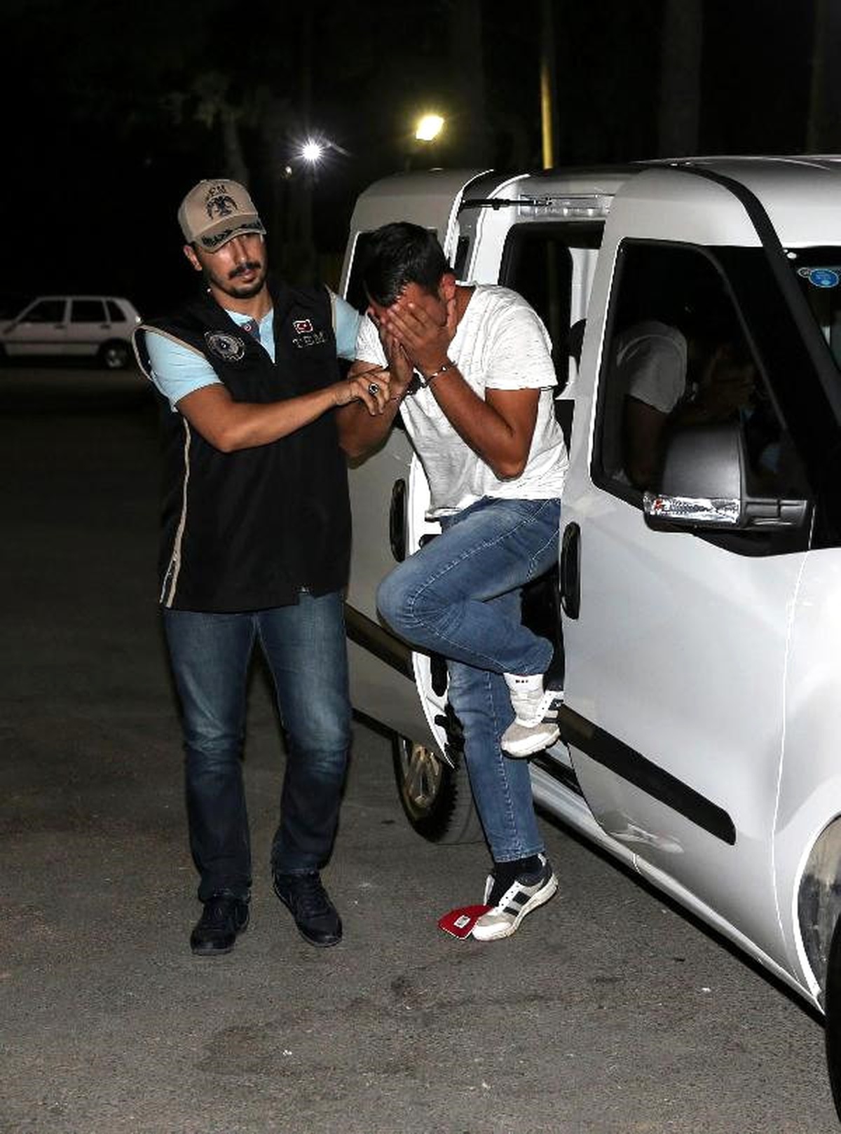 Polisi Terörist Alarmına Geçiren Çarşaflı Erkek, Aşık Çıktı