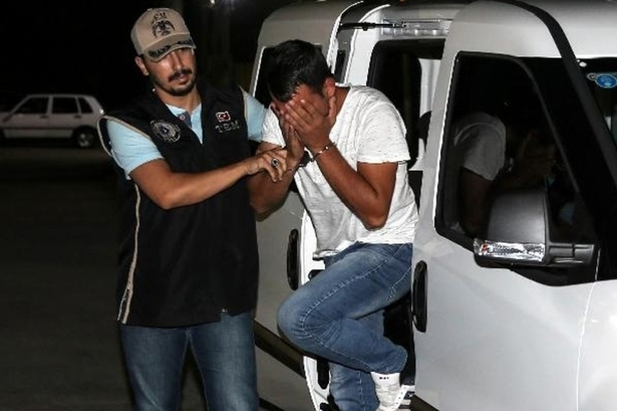 Polisi Terörist Alarmına Geçiren Çarşaflı Erkek, Aşık Çıktı