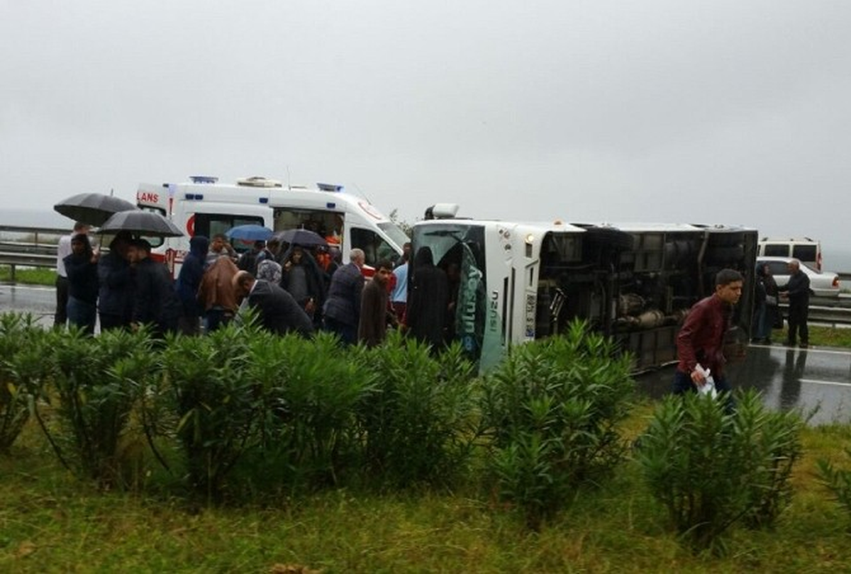 Rize\'de Yolcu Midibüsü Devrildi: 27 Yaralı
