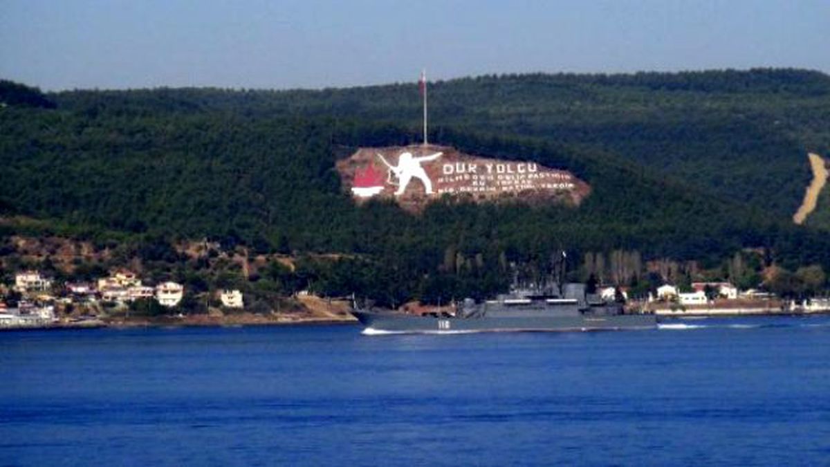 Rus Savaş Gemisi Çanakkale Boğazı\'ndan Geçti