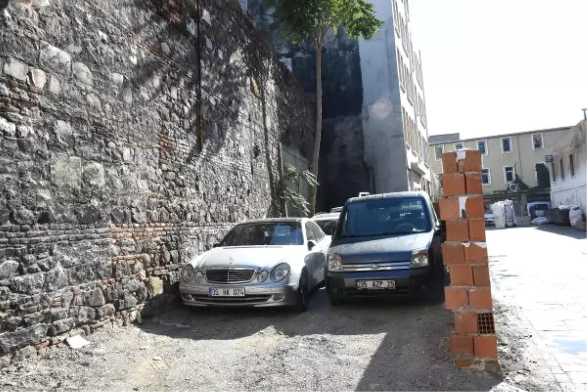 İzmir'de Skandal! Tarihe Tuğla Ördüler