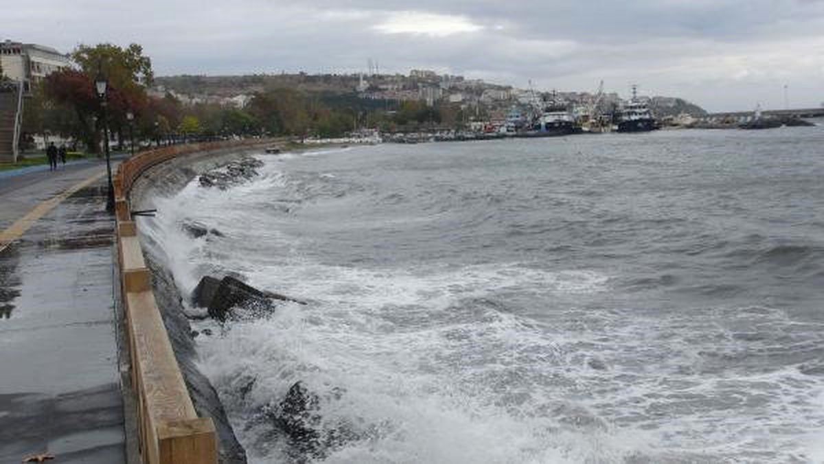 Tekirdağ\'da Şiddet Lodos Nedeniyle Feribot Seferleri İptal Edildi